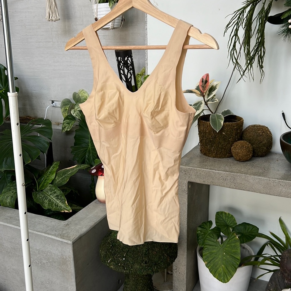 NWOT Wacoal laser cut shapewear top